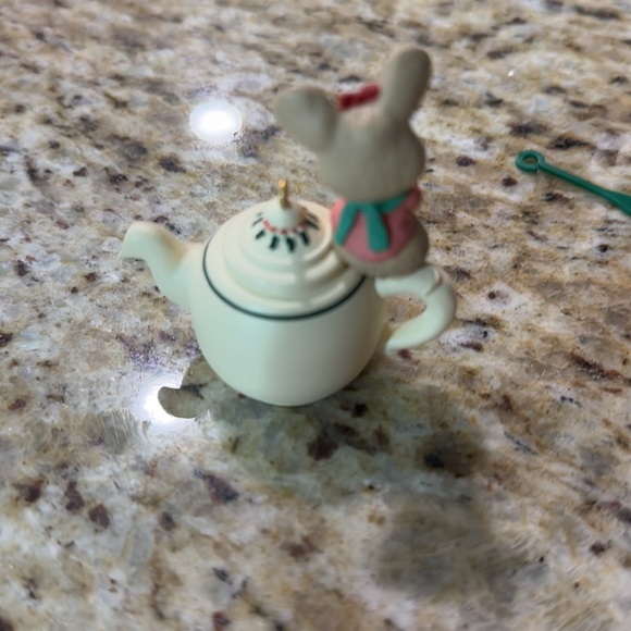 Vintage 1997 Hallmark Keepsake Christmas Ornament Mouse on Teapot Mom 1997 - Picture 7 of 11